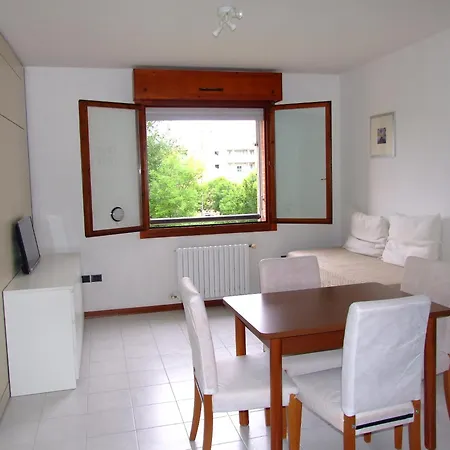 5 Beds Kitchen